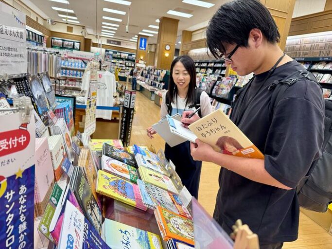 「本の虫」サークルが選書ツアーを実施